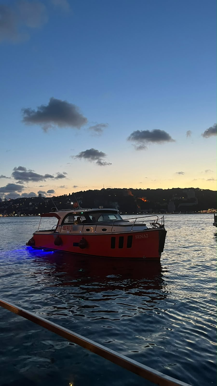 Boğaz manzaralı lüks yat güvertesi